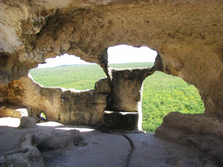 Пешие походы по пещерным городам Крыма.